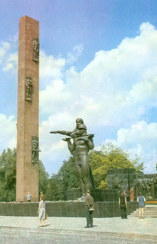 Как за рубежом уничтожают памятники советским воинам-освободителям?