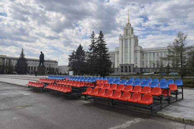 Дом советов под шпилем / Изображение сгенерировано с помощью нейросети Dall-E / amic.ru