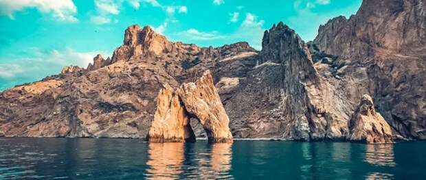 18. Карадаг (также Кара-Даг) — горно-вулканический массив в Феодосии, на берегу Чёрного моря