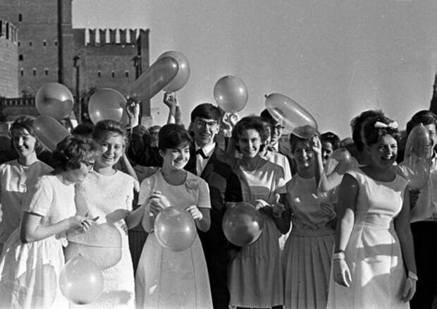 Выпускницы 70-х и 80-х и современные выпускники школ