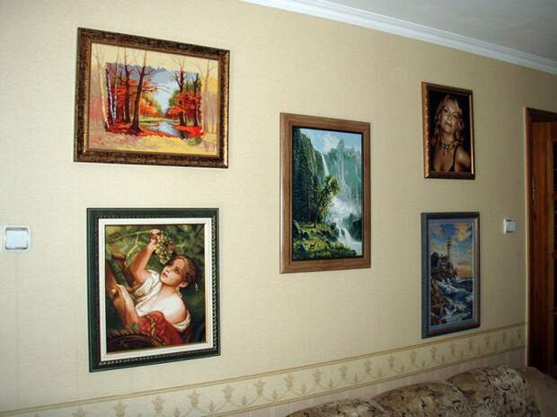 Картины разных жанров на стене. / Фото: dk-nn.ru