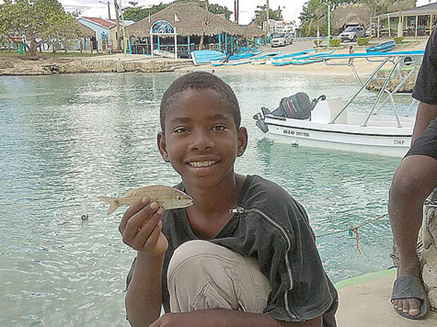 Умение ловить рыбу помогло выжить без денег в Гваделупе