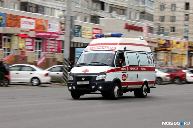 В Омске два ребенка за сутки выпали из окна. Один в тяжелом состоянии