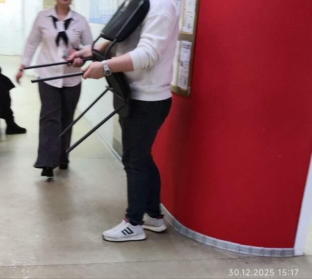 Наши МФЦ Люди со стульями своими приходят