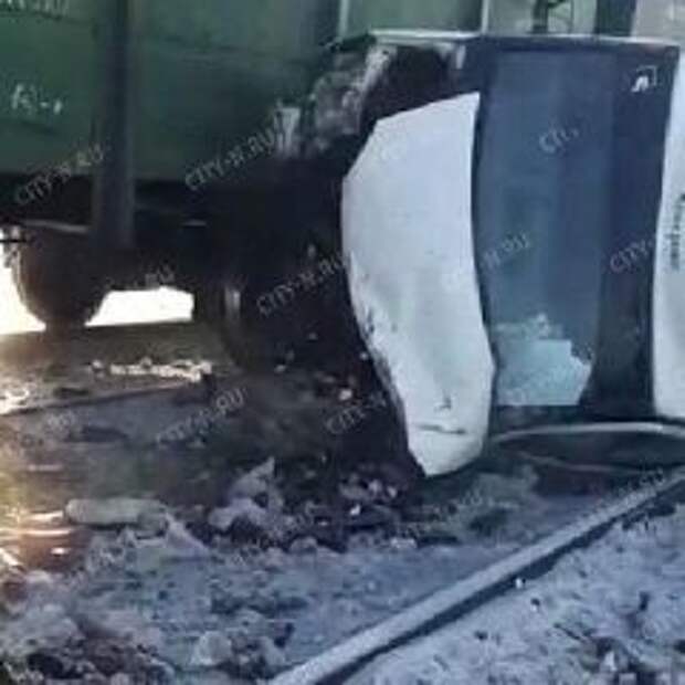 В Кузбассе водитель рискнул на переезде и погиб под поездом