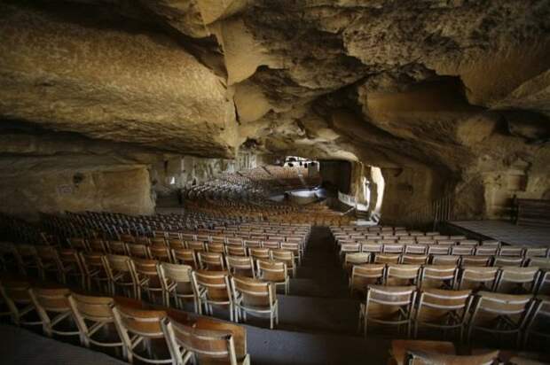 Коптская церковь в пещере.