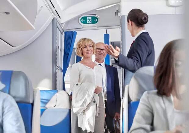 Стюардессы приветствуют пассажиров на борту не только из вежливости