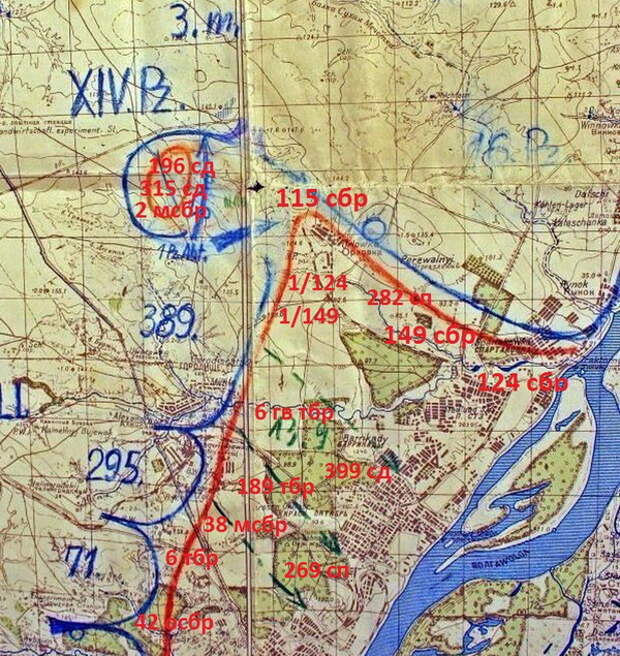 Немецкая схема 1942 года На северной окраине Сталинграда находились позиции 14-го танкового корпуса, 16-й танковой и 3-й моторизированной дивизий, которые не участвовали в первом штурме города. Западнее Орловки показаны попытки 389-й пехотной дивизии и батальона 16-й танковой дивизии окружить советские части, однако «орловский выступ» немцы смогли ликвидировать лишь в начале октября. На центральном участке отмечены дивизии 51-го (LI) армейского корпуса, участвовавшие в наступлении: 71-я, 295-я и 389-я. Немецкие пехотные дивизии поддерживали штурмовые орудия 244-го и 245-го дивизионов (на 13 сентября общая численность машин на ходу — 23 StuG III). Южнее Царицы на город наступали части 4-й Танковой армии: 24-я и 14-я танковые, 29-я моторизированная и 94-я пехотная дивизии. Общая численность танков 4-й ТА на ходу — 57 машин - Неизвестный Сталинград: центральный вокзал | Военно-исторический портал Warspot.ru