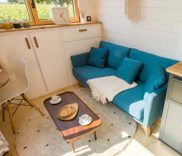 Гостиную можно использовать и как столовую, и как дополнительную спальню (модель The ia Orana). | Фото: autoevolution.com. Гостиную можно использовать и как столовую, и как дополнительную спальню (модель The ia Orana). | Фото: autoevolution.com.