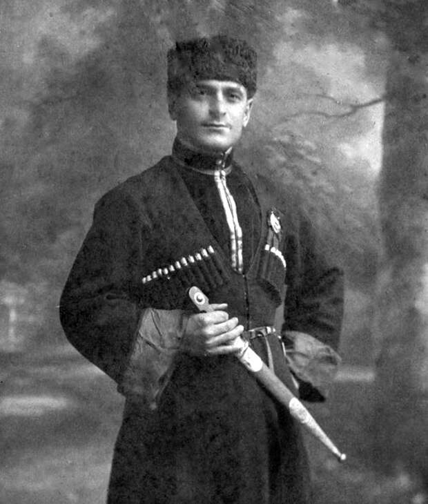Максим Евсеевич Козырь в 1923 году. До похоронки на генерала Козыря еще больше двадцати лет и целая война...