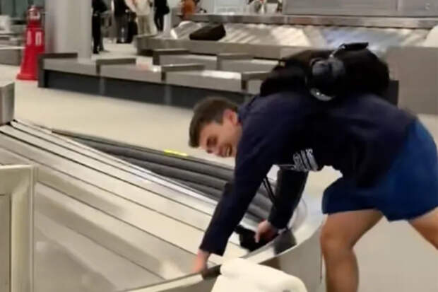 Пассажир самолета нашел на багажной ленте свои трусы вместо чемодана и попал на видео