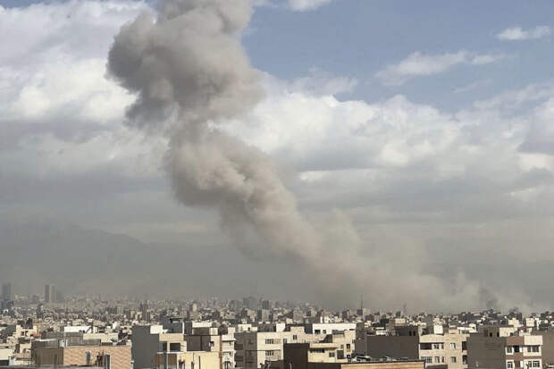 Reuters: США наносят удары по объектам в Иране с моря и воздуха