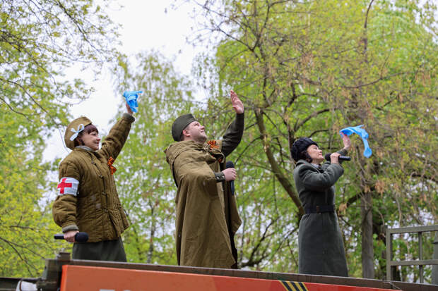 Творческая бригада поздравила ветеранов Дзержинска с Днем Победы
