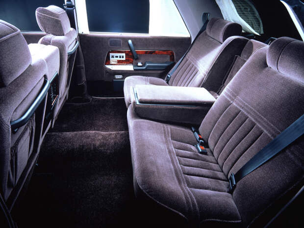 Так выглядел салон Toyota Century в кузове VG40, которая производилась с 1987 по 1997 год