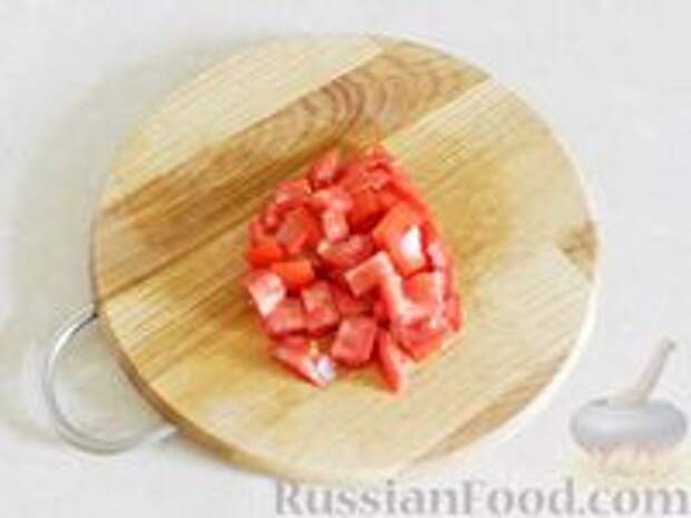 Фото приготовления рецепта: Салат с жареными баклажанами, помидорами и яйцом - шаг №8
