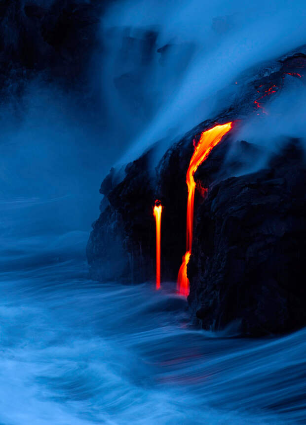 Лава из вулкана Килауэа впадает в океан в Капалане, Гавайи