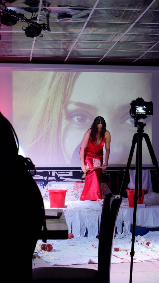 В тверском андеграунд клубе Биг Бен показали спектакль о женщине