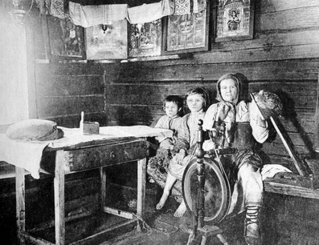Иконы на стене в красном углу избы. Старинное фото. Иконы на стене в красном углу избы. Старинное фото.