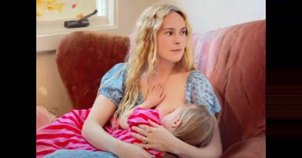 Румер Уиллис показала, как кормит грудью трёхлетнюю дочь. Её раскритиковали