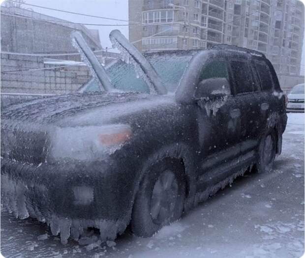 внедорожник покрыт льдом