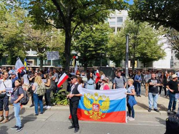 В Берлине вышли на протест 30 тысяч человек — в толпе видны флаги России и ДНР (ФОТО, ВИДЕО) | Русская весна