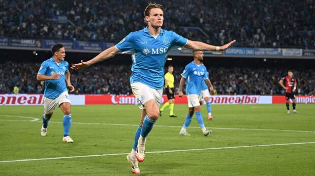 Гол Мактоминея принес «Наполи» победу над «Кальяри»