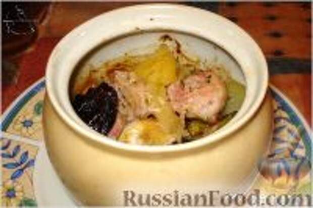 Фото к рецепту: Мясо, запеченное в горшочках с картошкой и фруктами