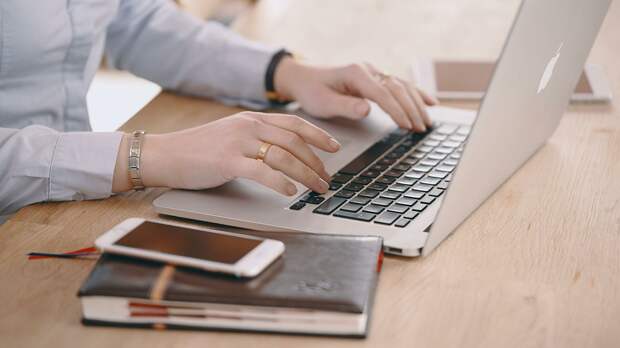 Женщина работает за ноутбуком Женщина работает за ноутбуком - РИА Новости, 1920, 26.07.2021