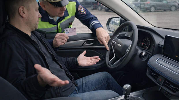 Почему ГАИ штрафует до 15 000 ₽ за вождение «механики» при отметке «АТ» в правах