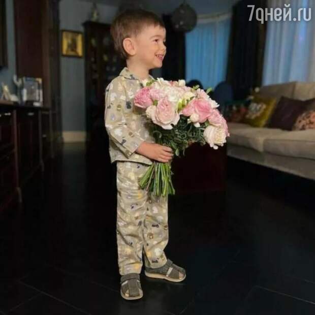 В трогательной пижамке и с букетом: Брухунова умилилась поступком сына от Петросяна