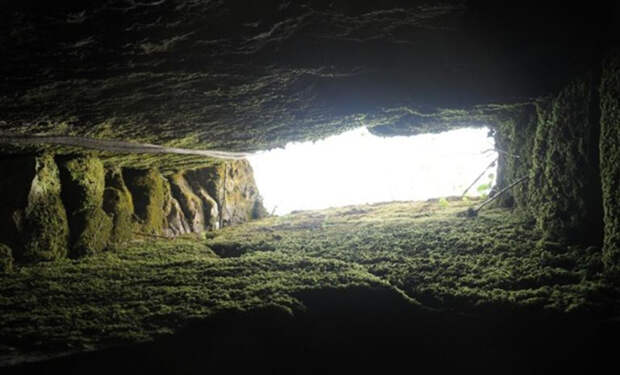 В горах Кавказа нашли пещеру с квадратным входом. Тоннель уходит на километр вниз, но в истории о нем нет упоминаний
