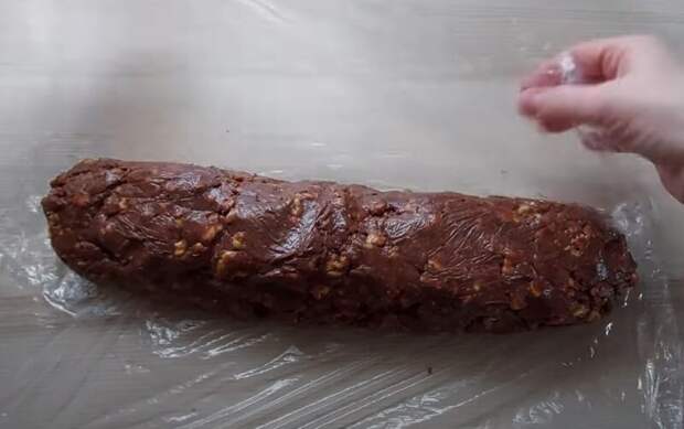 Шоколадная колбаска со сгущенкой. Рецепт за 15 минут: без муки и выпечки