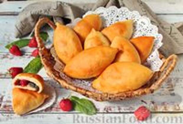 Фото к рецепту: Сладкие пирожки со щавелем и клубникой (в духовке)