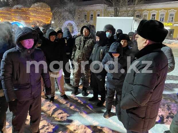 Уральцы вышли на площадь и требуют встречи с акимом города