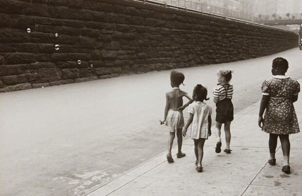 Уличная жизнь Нью-Йорка с 1930-х до 80-х годов в фотографиях Элен Левитт 46