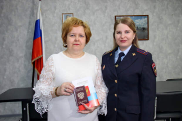В Костромской области полицейские вручили российские паспорта семье Гусевых, переехавшей в Россию из Киргизии
