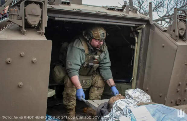 Украинская армия в зоне СВО теряет более двух тысяч военнослужащих в сутки