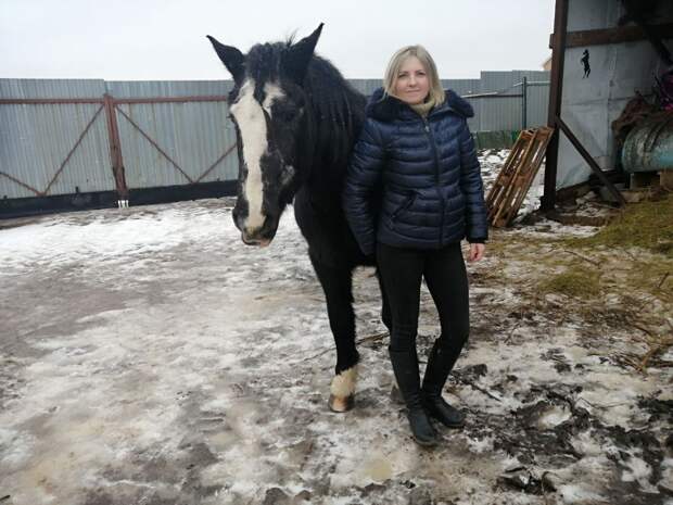«Желаю всем быть на коне!»: хозяйка фермы-приюта Анастасия Волошенкова не просто любит лошадей – они для нее как члены семьи
