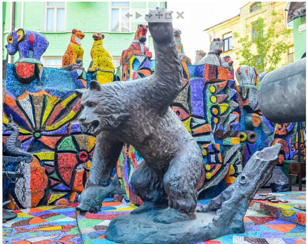 Во дворе Московского музея современного искусства