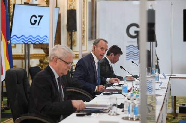 Доминик Рааб (в центре) на встрече министров иностранных дел стран «Большой семерки».