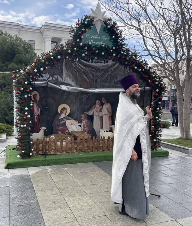 На площади Ленина в Симферополе открыли Рождественский вертеп