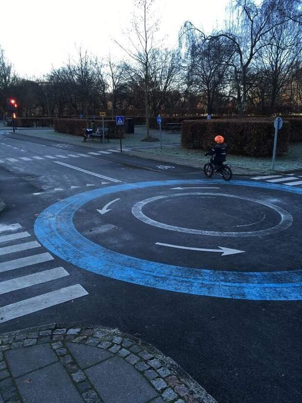 Учебная площадка для маленьких велосипедистов в Копенгагене. Здесь дети учатся соблюдать правила движения перед тем, как выехать на улицы идеи, необычно, нестандартно, нестандартные идеи, оригинально, оригинальные решения, проблемы, решения