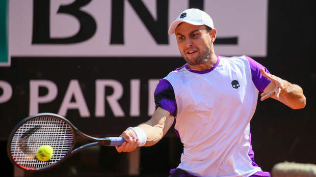 Карацев пробился в 1/4 финала теннисного турнира в Бостаде