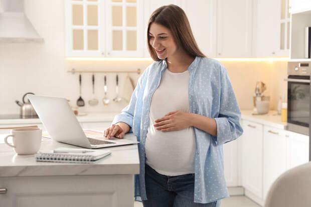 Baza: более половины молодых мам возвращаются на работу через месяц после родов