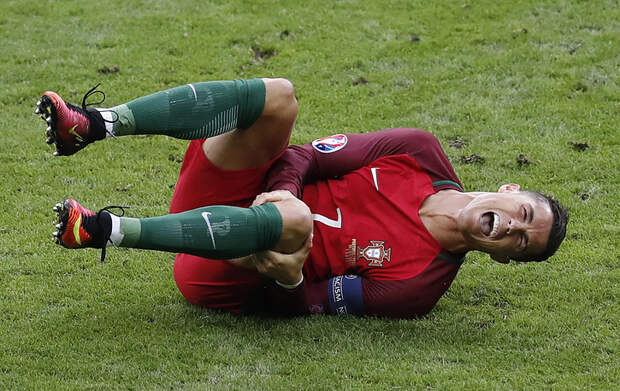 Криштиану Роналду покинул поле финального матча Евро-2016 на носилках