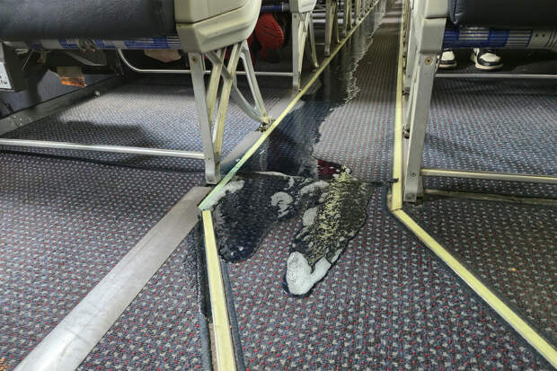 Отходы туалета потекли по салону пассажирского самолета во время посадки