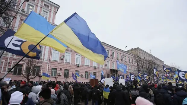 Сторонники Порошенко после митинга у здания суда направились к офису Зеленского