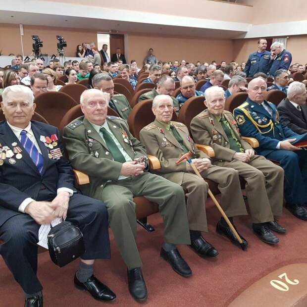 Московские спасатели поздравили ветеранов войны с 75-летием Победы alt