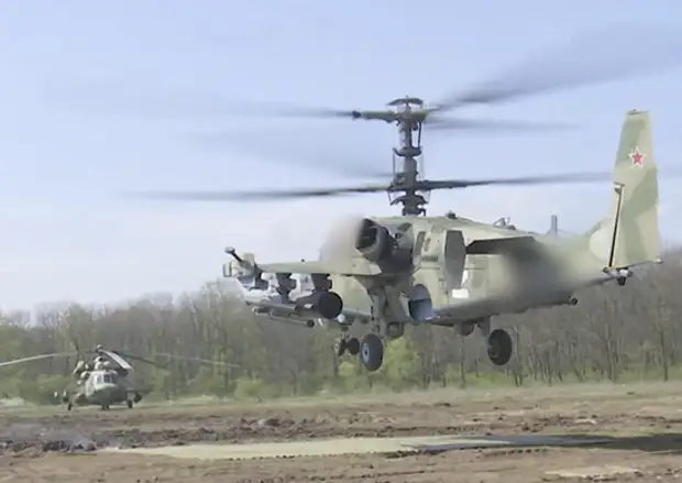 Экипажи разведывательно-ударных вертолетов Ка-52 и транспортно-штурмовых вертолетов Ми-8АМТШ проявляют мужество и героизм в ходе специальной военной операции