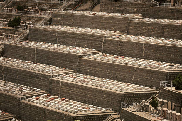 Современное частное кладбище в Гонконге. | Фото: insider.com/ Finbarr Fallon.